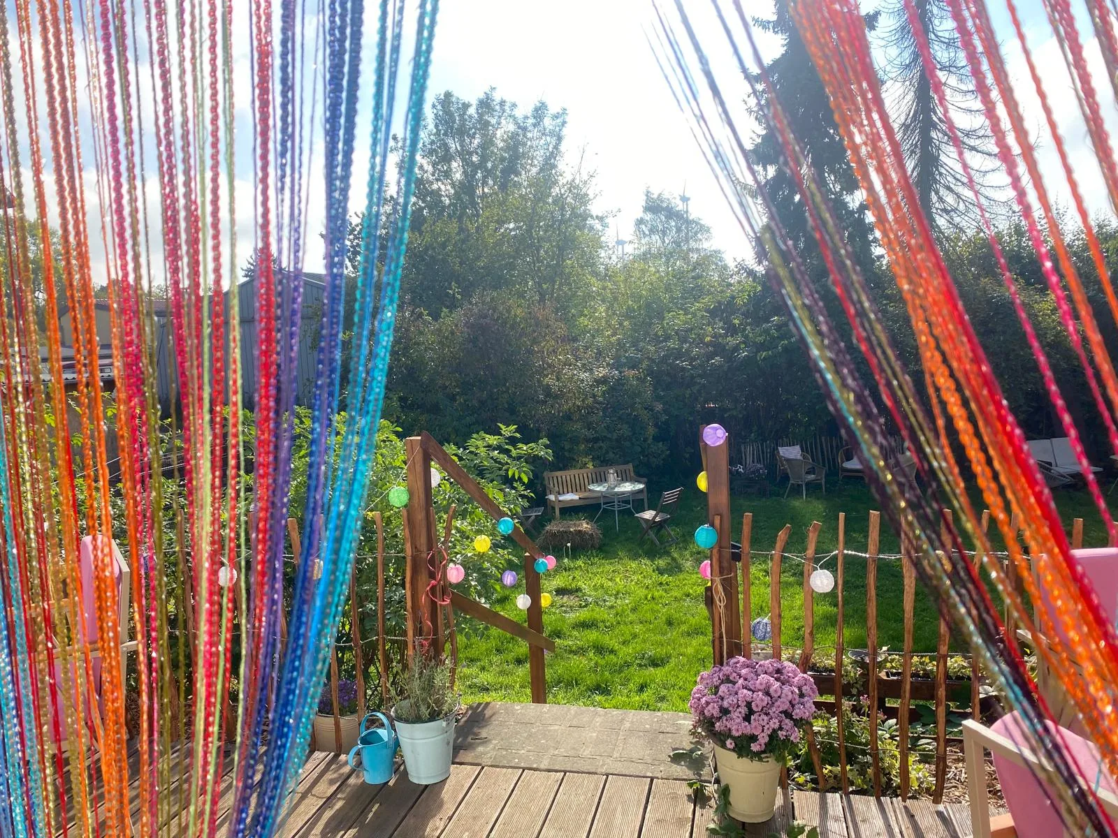 Blick von der Terrasse in den Garten