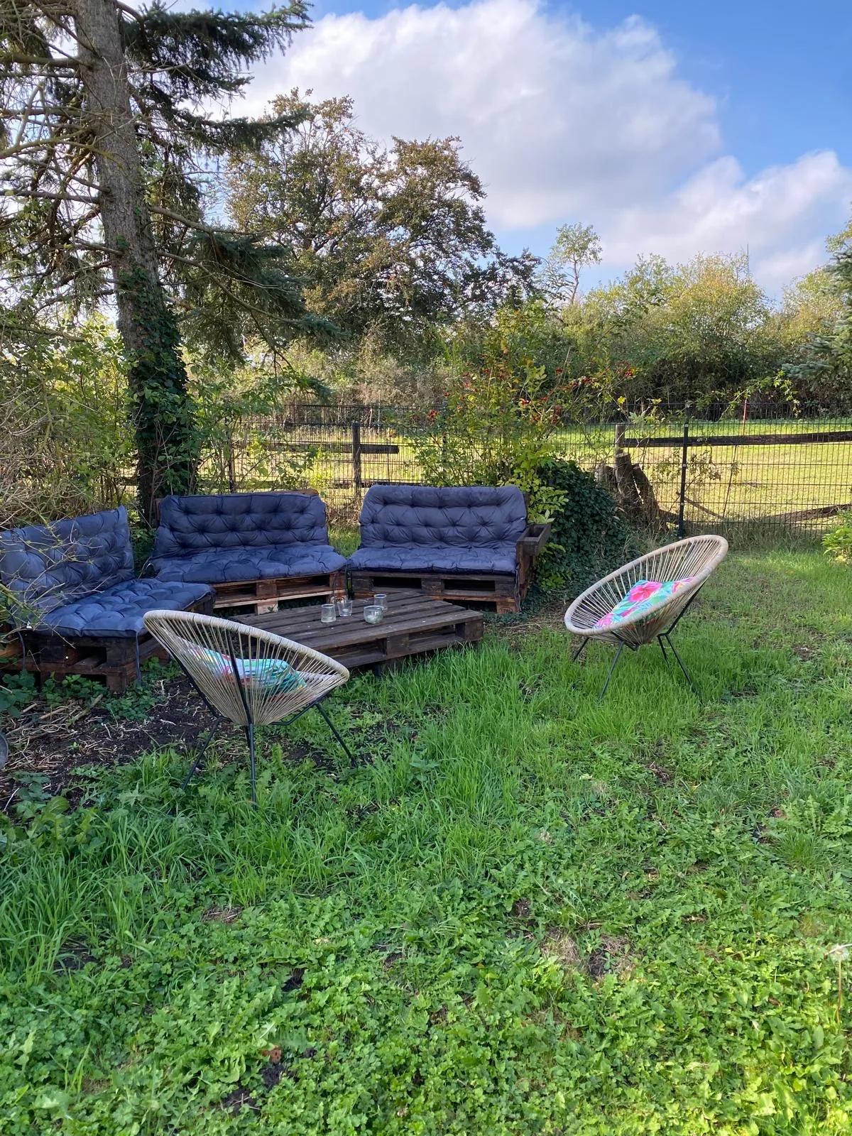 Lounge-Sitzplätze im Garten